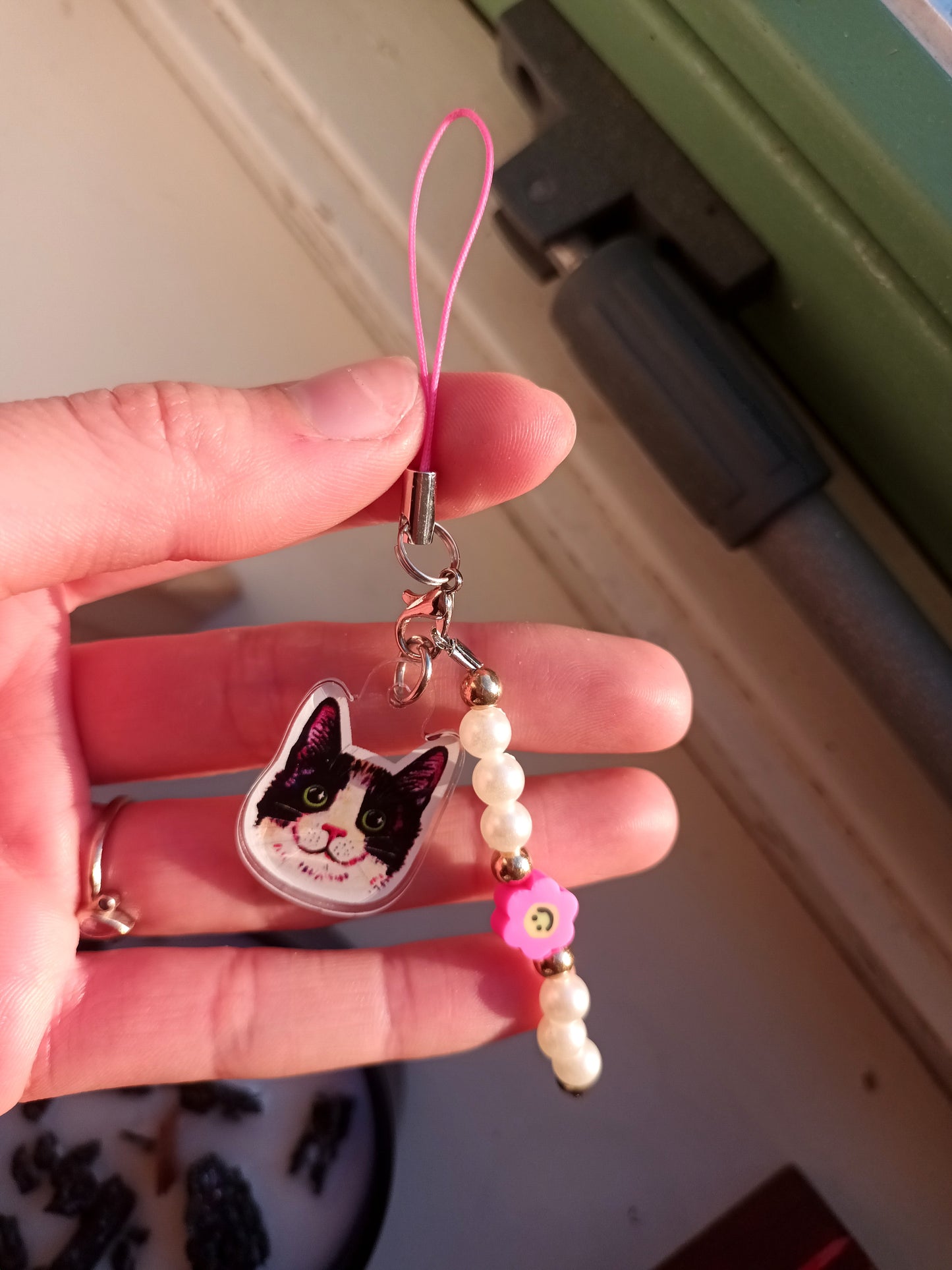 Zwarte Tuxedo Kat Telefoonhanger – Handgemaakte Kattenhanger
