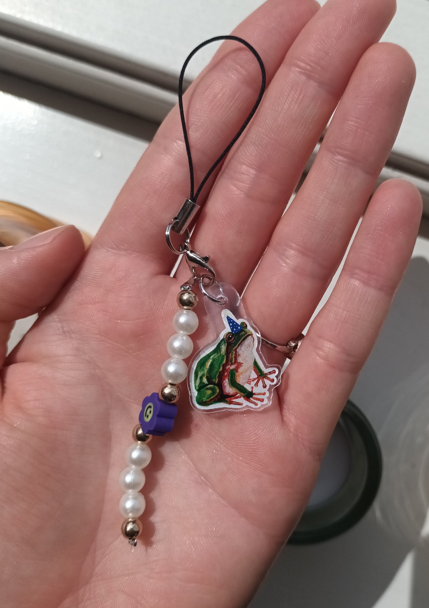 Handmade phone charm with a cute frog in a magician hat, approx. 2 x 2 cm acrylic charm with beads and strap.