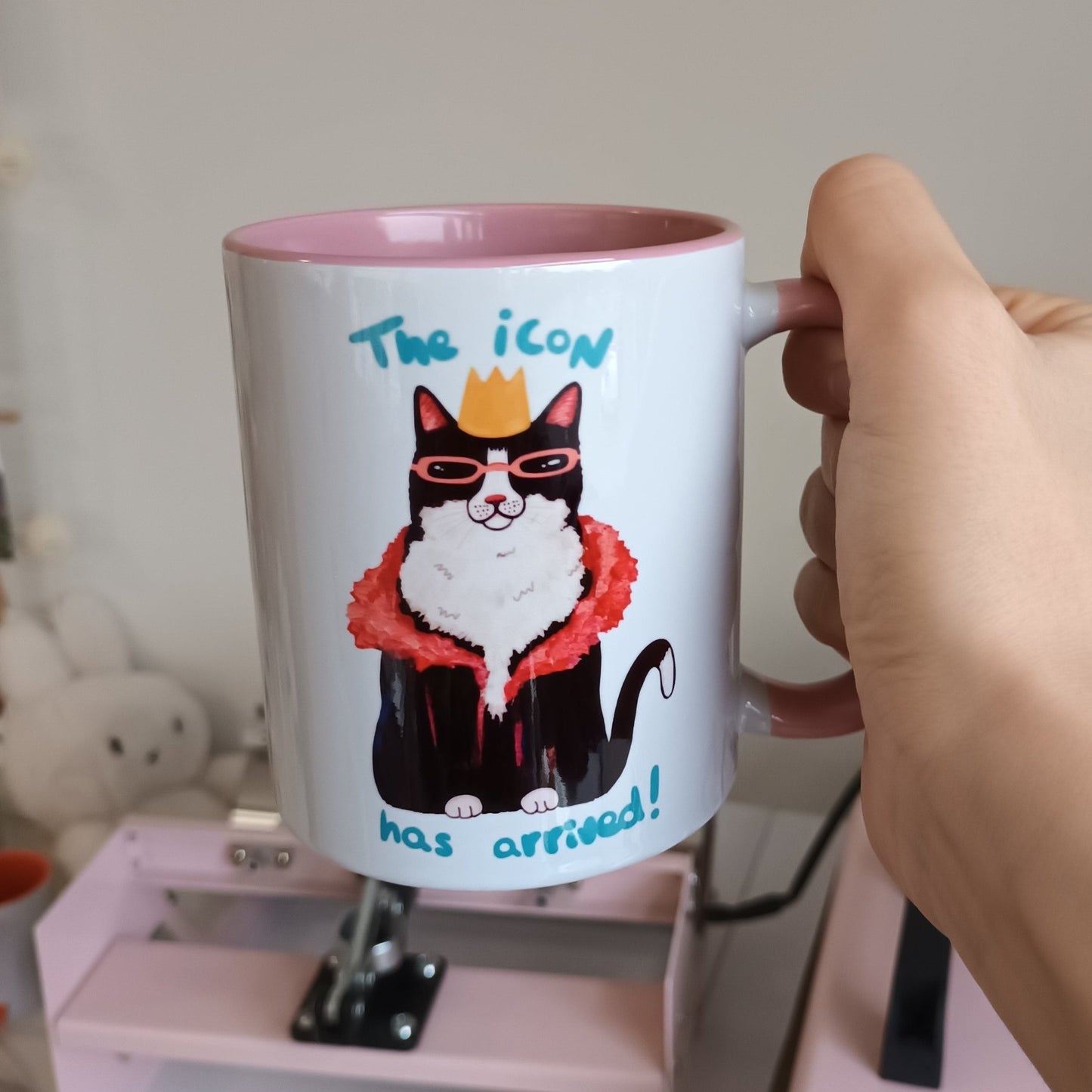 Fabulous Cat mug with crown and sunglasses, “The icon has arrived” text, pink handle and interior