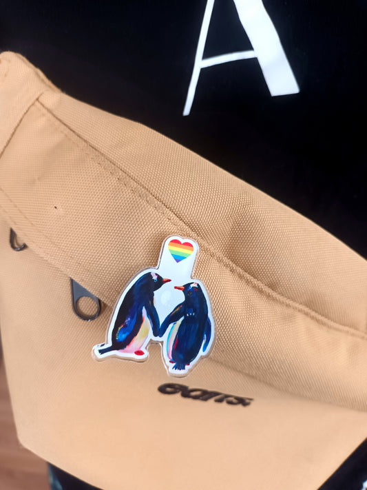 Cute LGBTQ+ acrylic pin featuring two penguins in love. High-quality finish with a soft PVC clutch, perfect for jackets, bags, or collectors.