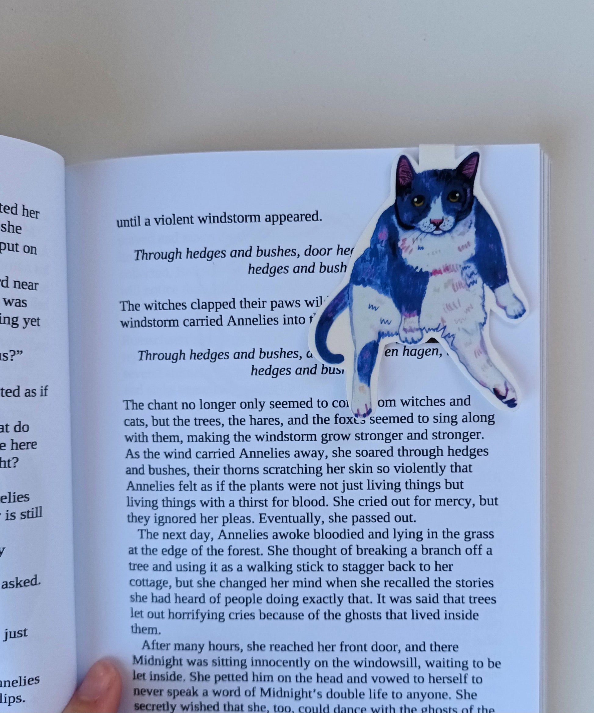 Sassy cat magnetic bookmark – handmade bookmark with a sitting cat illustration