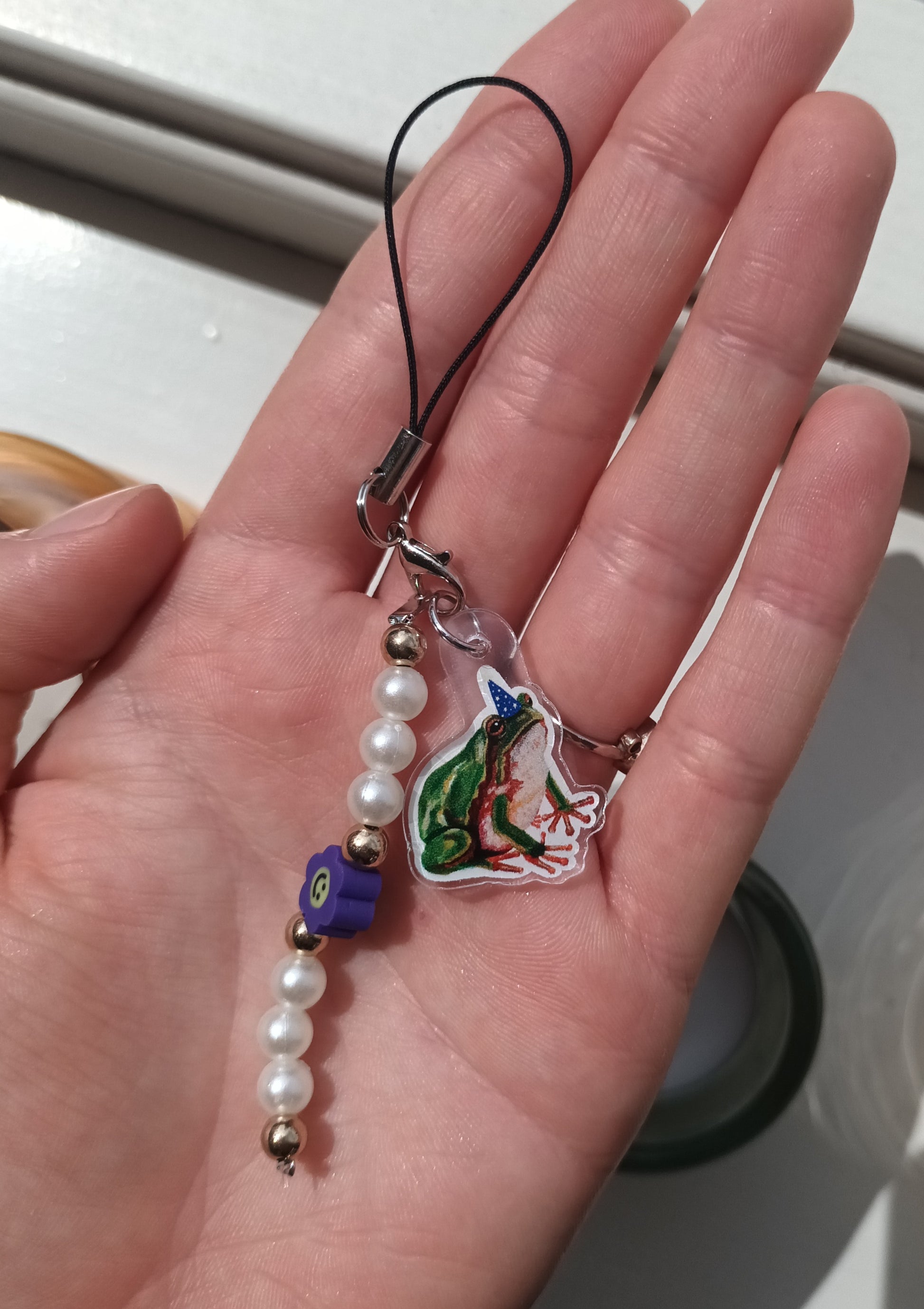 Handmade phone charm with a cute frog in a magician hat, approx. 2 x 2 cm acrylic charm with beads and strap.