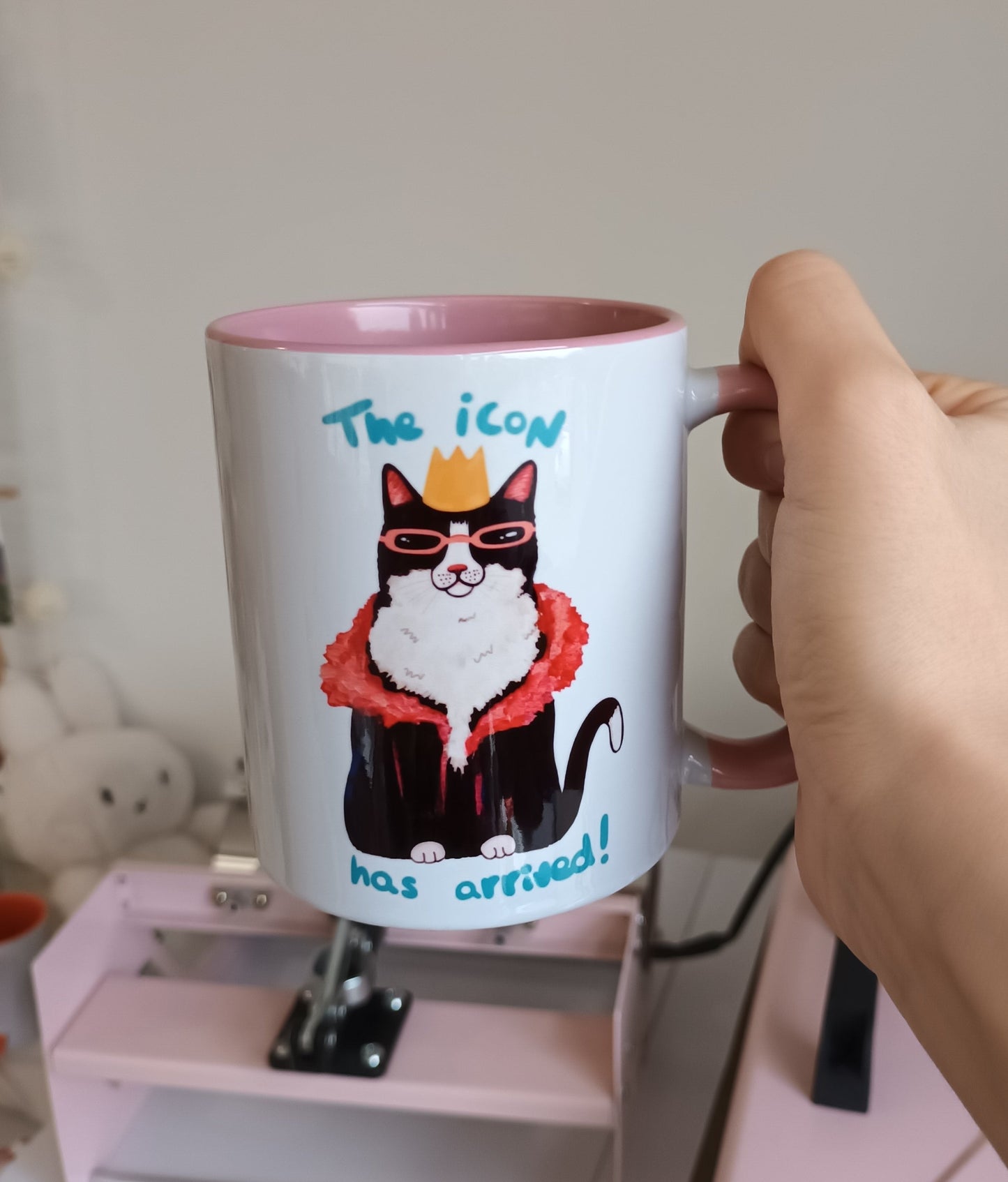 Fabulous Cat mug with crown and sunglasses, “The icon has arrived” text, pink handle and interior